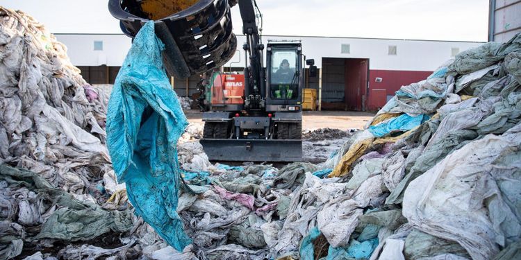 Dyrt att återvinna färgad balplast