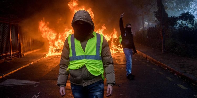 Macron backar från höjning av bränsleskatt