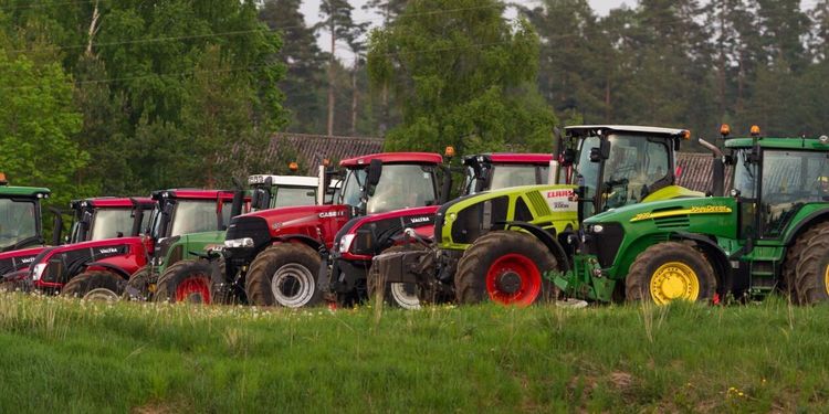 Färre lastbilar men fler traktorer