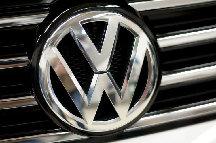 Plöjer ner miljarder i elbilar