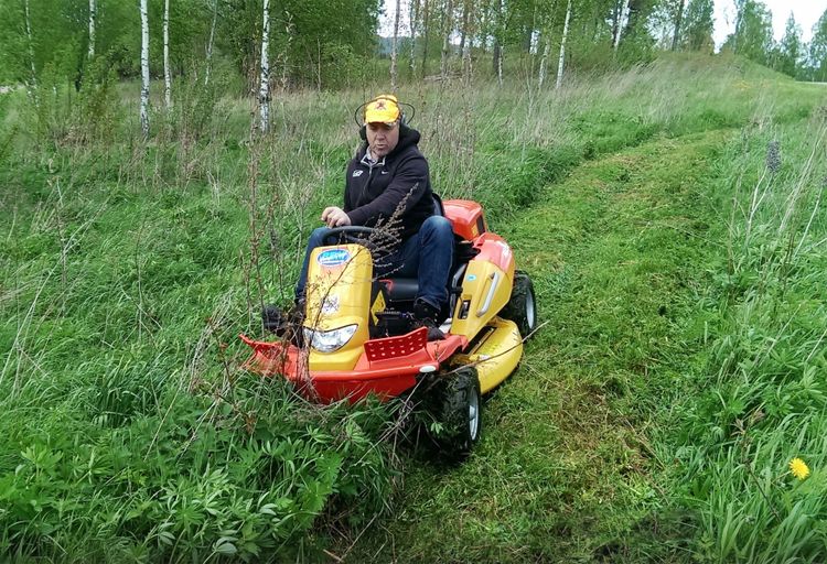 Den kraftiga skyddsbågen vid inmatningen framtill hjälper till att trycka omkull materialet. ”Det den orkar köra omkull kan den också klippa”, säger Bengt Berg.