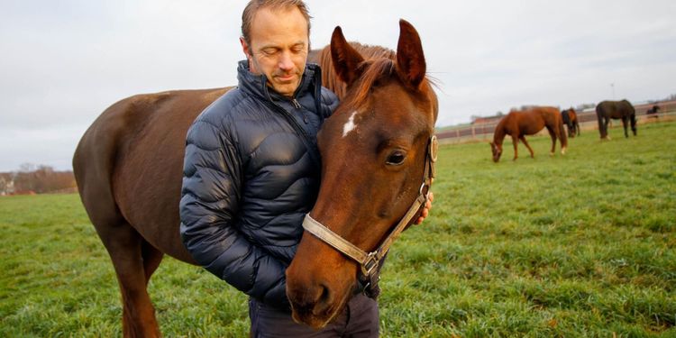 Han säljer internationella toppföl via sociala medier