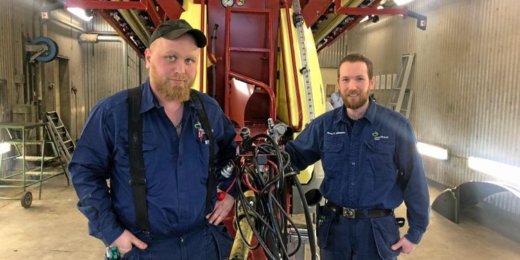 Tar hand om både maskiner och lantbrukare