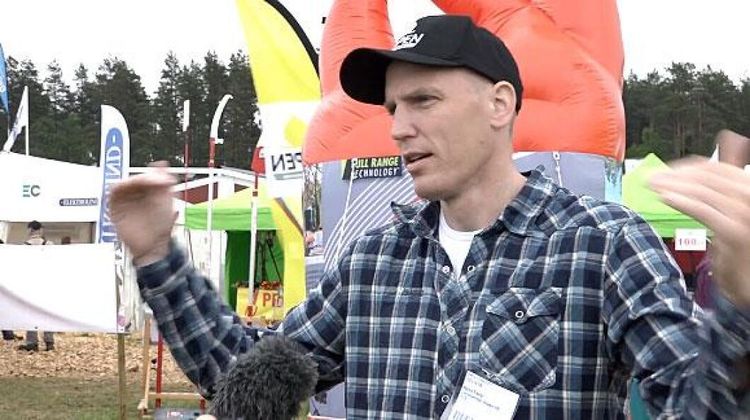 "Snusar, odlar mustascher och pratar skog"