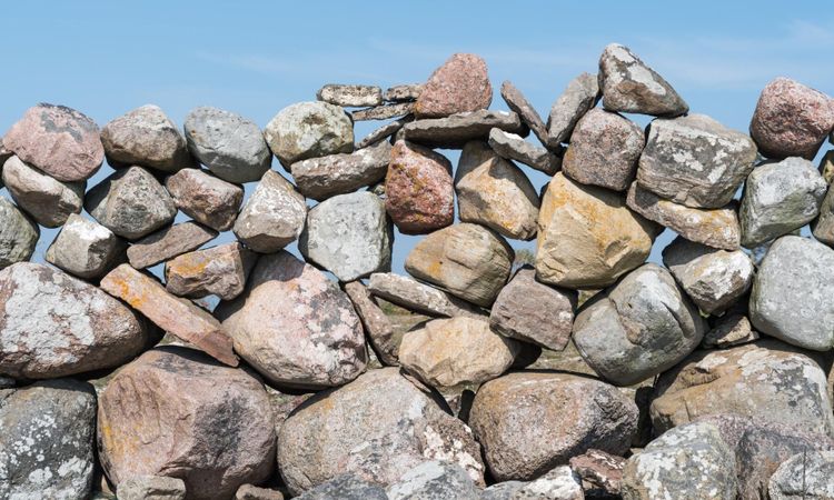 Rev i stenmurar – anmäld för miljöbrott