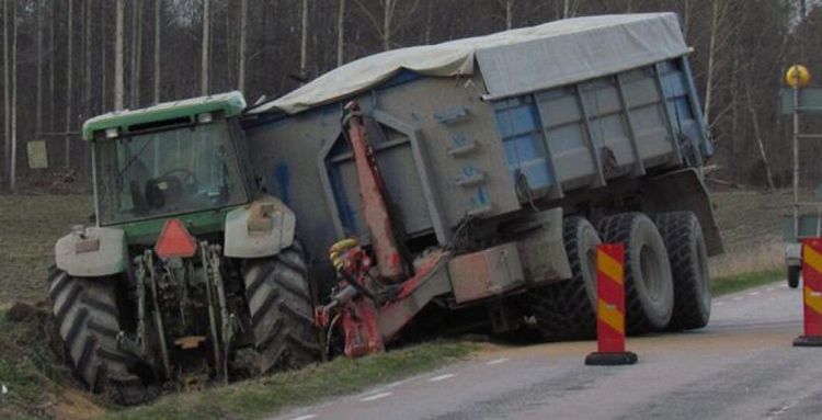 Stort oljeutsläpp efter traktorhaveri