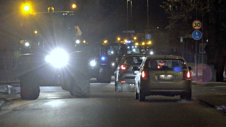 Elever showar i årliga traktortåget