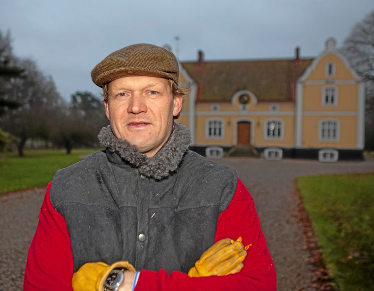 Erik O. R. Bengtsson på Karlsfälts gård deklararerade i höstas att han skulle sluta med sockerbetor - men nästa år är sockerbetorna tillbaka igen.