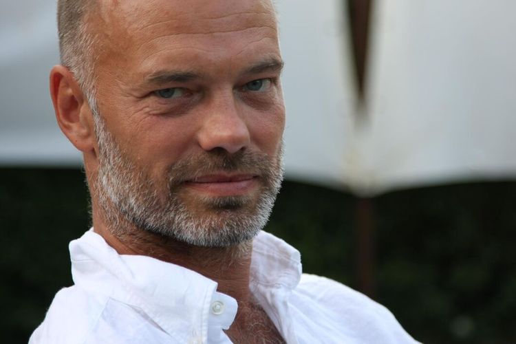 Dramatisk skogsbrand tar över scenen