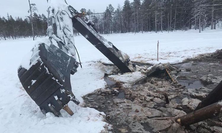 20-ton tung grävare gick genom mossen