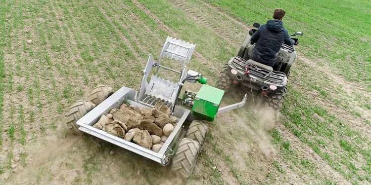 Smidigt ekipage snabbar på stenplockningen