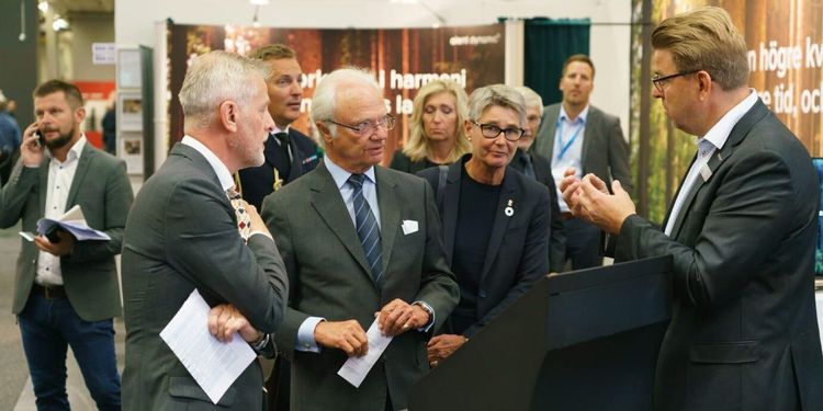 Kungen på plats på träindustrins mässa