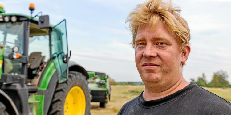 Han skördar foder på golfbanan