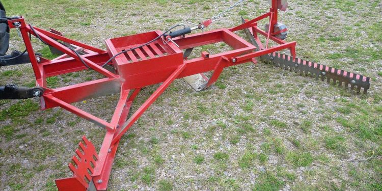 Här är väghyveln som även tar bort ogräset i ett drag