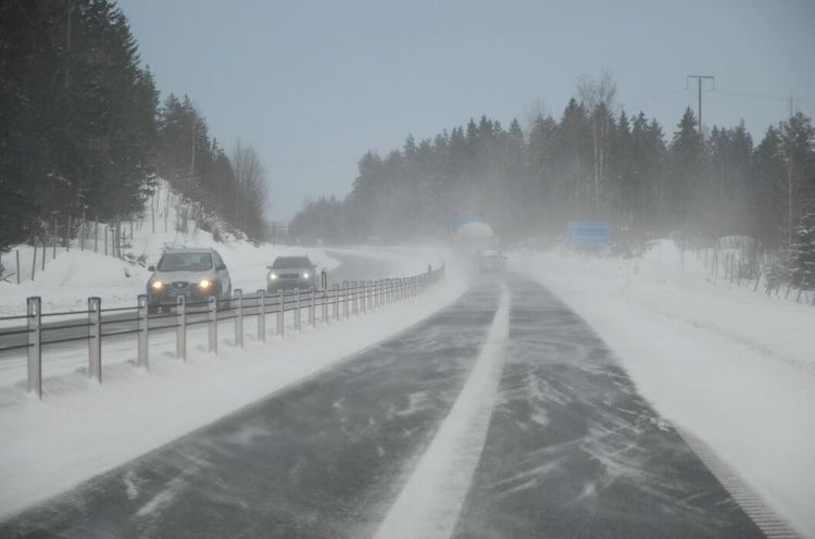 Mjölkbil i diket – tusentals liter rann ut