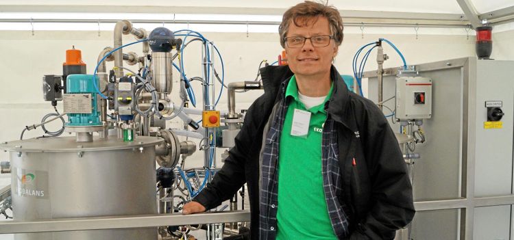 Hans maskin drar vattnet ur dyngan