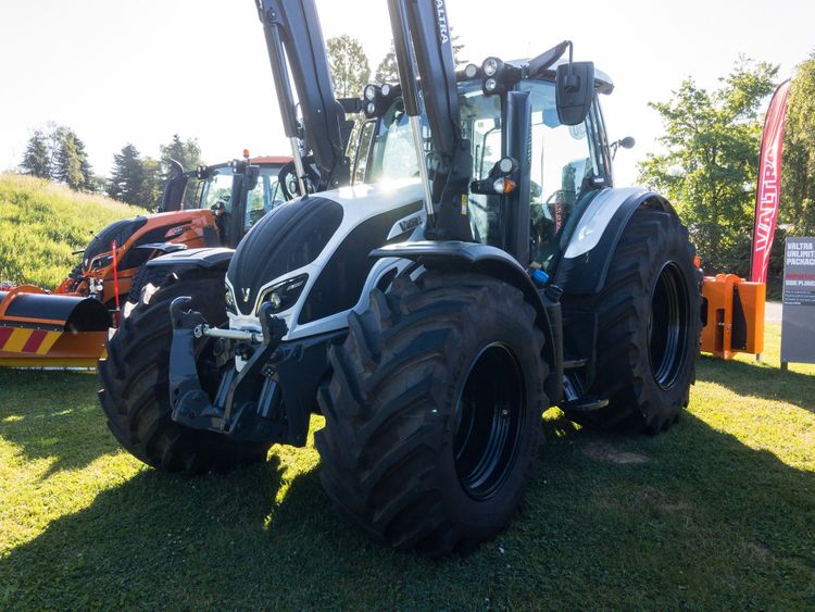 Valtras N174 uppdateras med en ny typ av effektstyrning som ger den 201 hästkrafter vid vissa arbetsmoment.