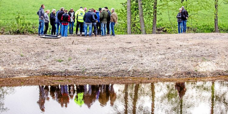 Han fyller dammen med solenergi