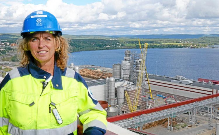 Hon basar för bygget av rekordmassabruket