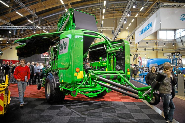 Den nya balpressen från Mc Hale har bara en enda bred rem i balkammaren.