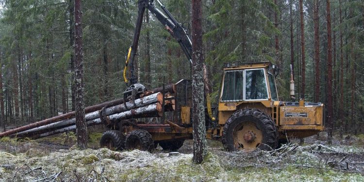 Ombyggd skotare drar stolp