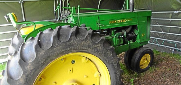 Han säljer traktorer för välgörenhet