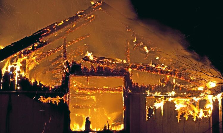 Självantändande balar bakom bränder i häststall