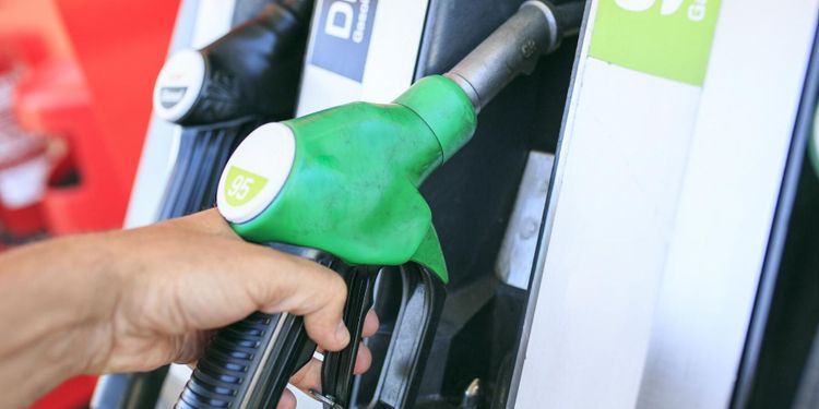 Bensinpriset nära 17 kronor per liter