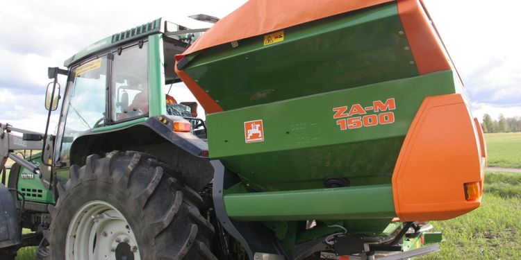 Höga gödselpriser pressar lantbruket