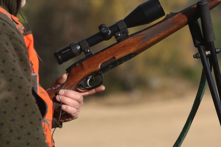 Jägare slagen till marken med tillhygge