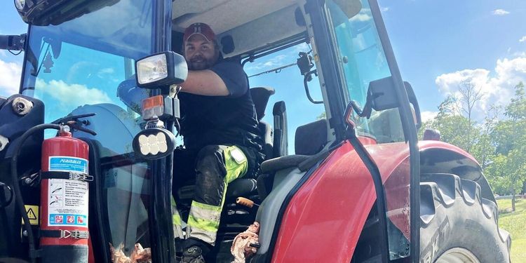 Han föder upp sina djur på enbart vall