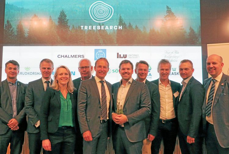 Representanter från Treesearch i samband med lanseringen av forskningsplattformen. Bakre raden från vänster: Alexander Matic, Chalmers, Per Lyrvall, Stora Enso, Göran Sandberg, Knut och Alice Wallenbergs Stiftelse, Jan Wintzell, Sveaskog, Lars Berglund, Wallenberg Wood Science Center/KTH, Magnus Berggren, Linköpings universitet och Mikael Hannus, Stora Enso. Främre raden från vänster: Anna Bergstrand, Chalmers, Magnus Wikström, Billerud Korsnäs och Daniel Söderberg, KTH.