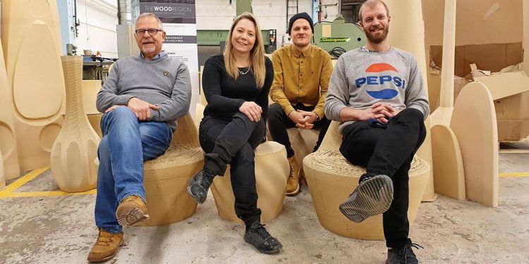 De fixar coronaskydd av skogsråvara till vården