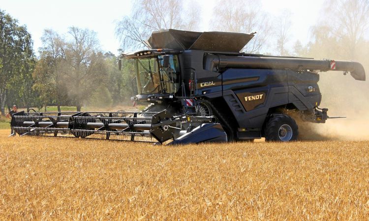 Ny Ideal-tröska totalförstörd i brand