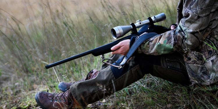 Jägarprovledare åtalade i muthärva