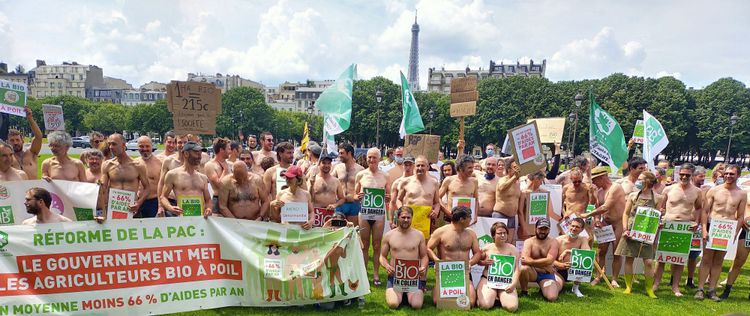 Franska ekobönder demonstrerar nakna. 