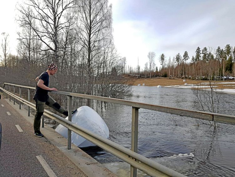 Simson Mattsson vid en av balarna som vårfloden svepet med sig.
