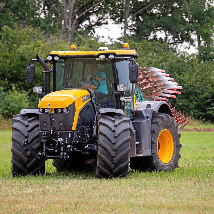 Traktortest: Landsvägslok med förmåga i fält