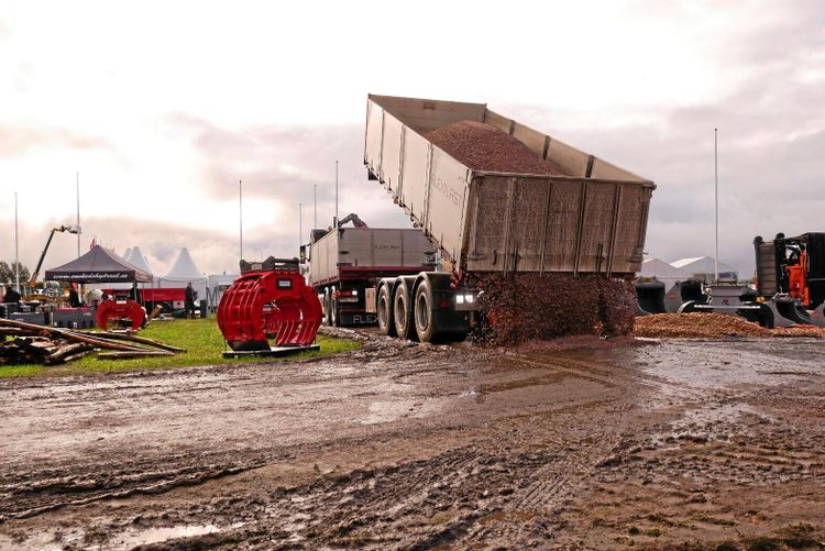 Mässbesökarna trotsade vätan