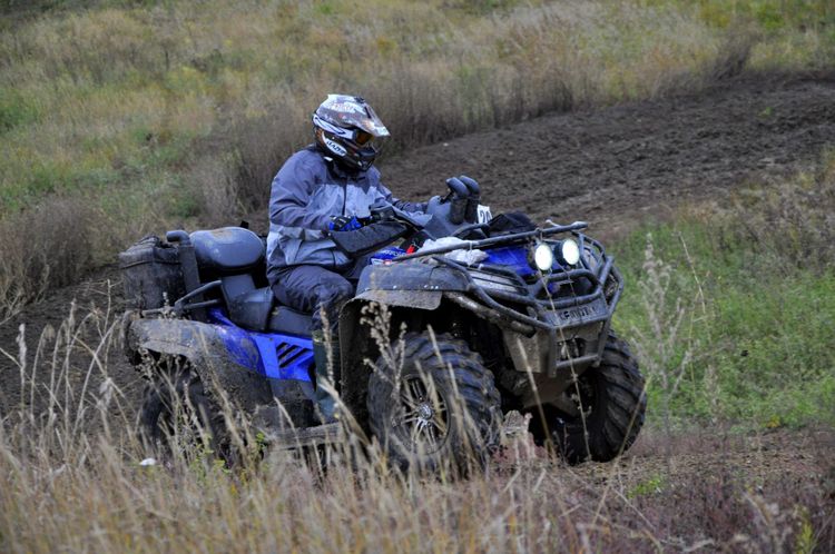 Förändringarna för när man behöver använda skyddshjälm på olika typer av fordon kan dröja till slutet av året.