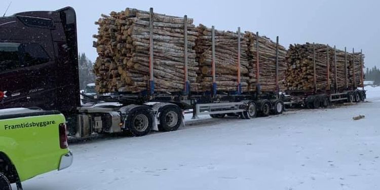 90 ton och sex travar – snart är timmerbilen här