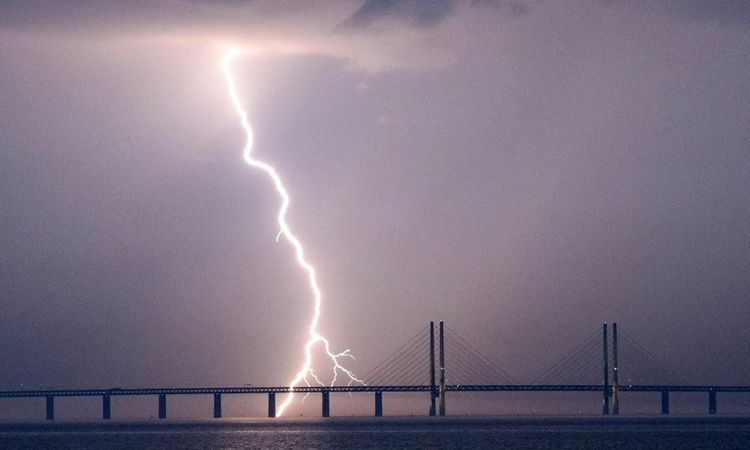 Åskovädret inleder kallare och blötare helg