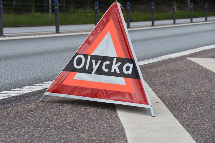 Traktor har vält och läcker olja