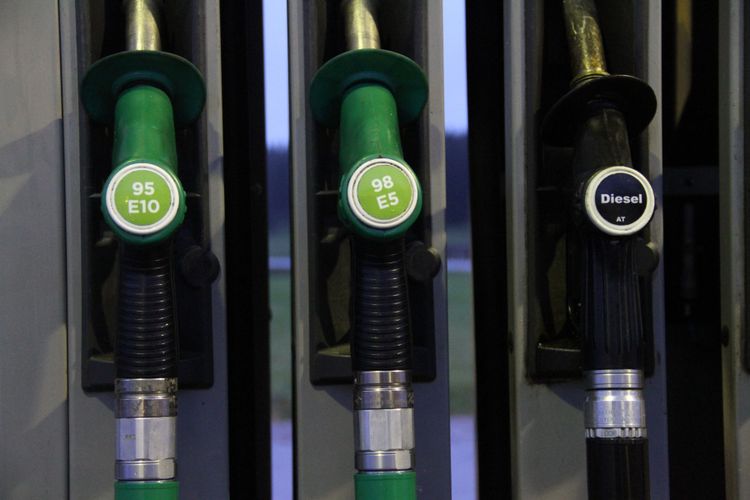 Nedgången på oljemarknaden leder till ytterligare sänkta priser.