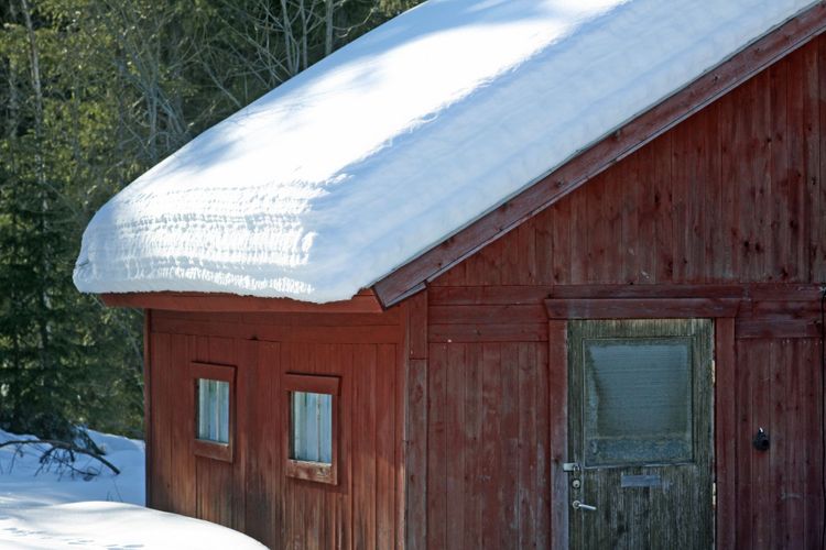 Fler tak har rasat av snömängderna i Västernorrland.