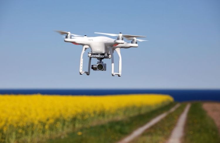 Det ska inte krävas tillstånd att flyga drönare med kameror för privat eller kommersiellt bruk föreslår regeringen.