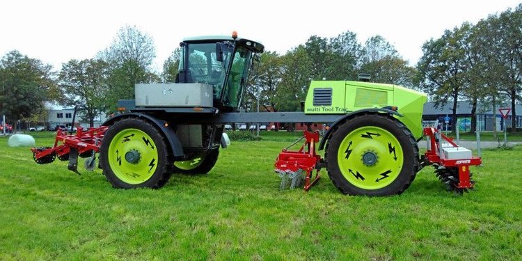 Multi Tool Trac jobbar på autonom traktor