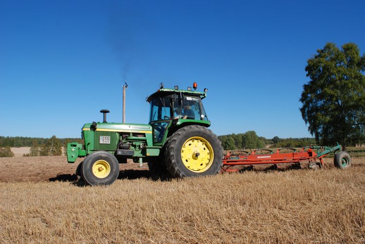 Med elmotor i plogens hjul kan redskapet skjuta på och hjälpa traktorn att dra mer än den annars klarat av. Systemet ska visas på Agritechnica i november.