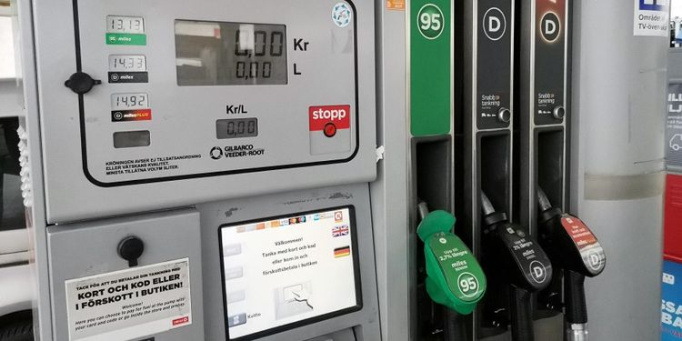 Bensinpriset under 13 kronor per liter
