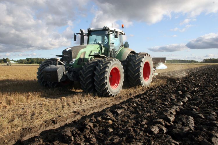 Hur ser det svenska jordbruket ut år 2030? SLU ger sju olika framtidsberättelser för att väcka diskussion om lantbrukets utveckling.